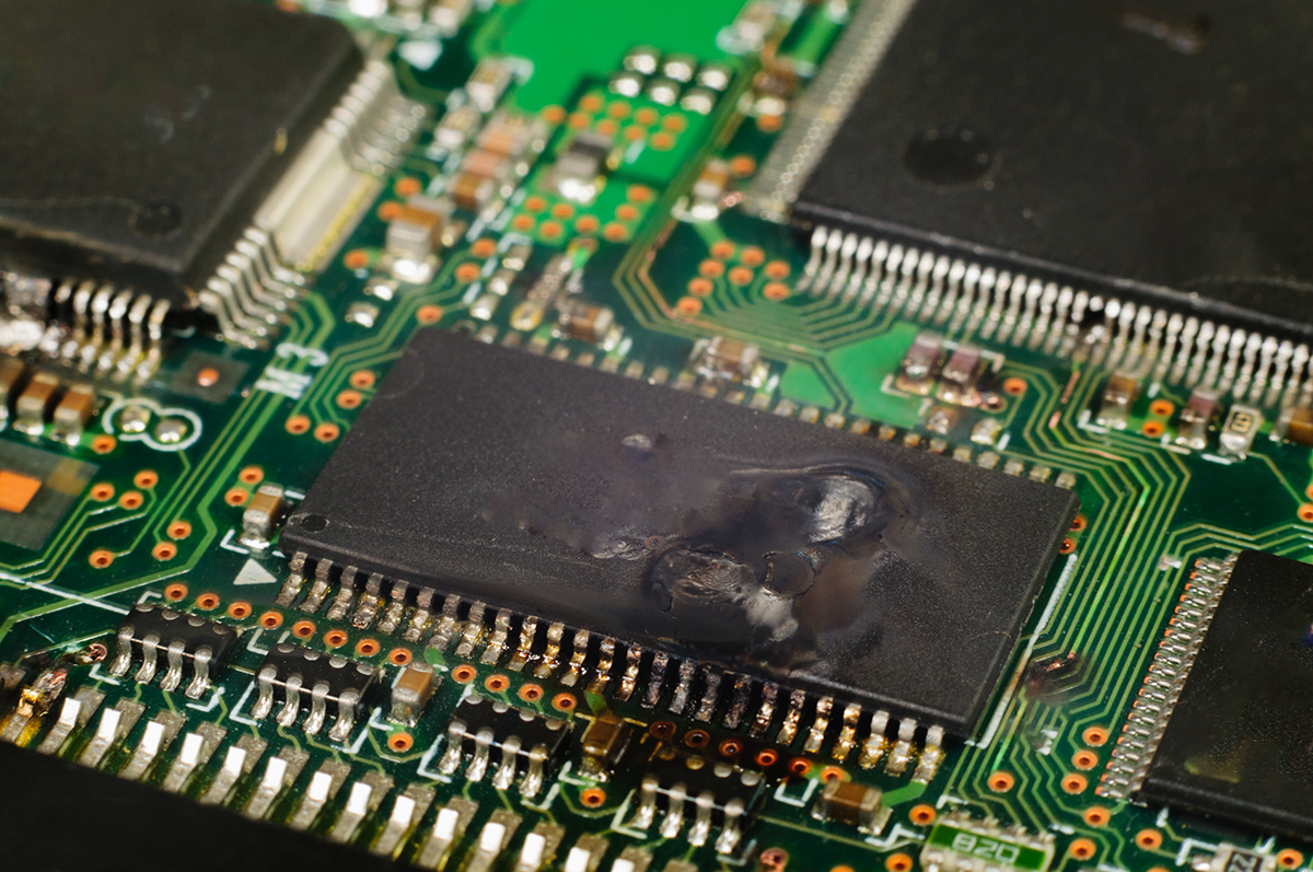 Efeitos de uma descarga eletrostática em um componente eletrônico